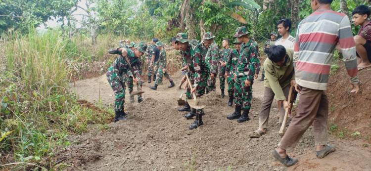 CuplikCom-Hari-Pertama-Program-TMMD-Ke-114-Tampak-Terlihat-Semangat-Demi-Mensejahterakan-Masyarakat -27072022123235-IMG-20220727-WA0017.jpg